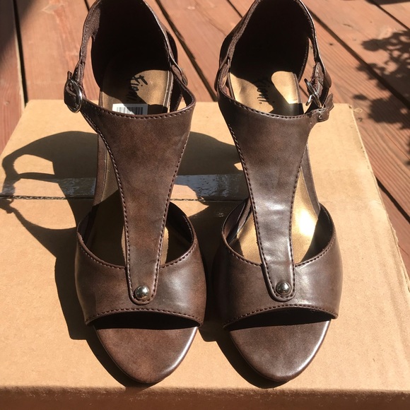 FIONI Clothing Shoes - Fiona sandals in great condition